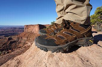 Merrell Moab 2鞋（站在犹他州沙漠的岩石上）