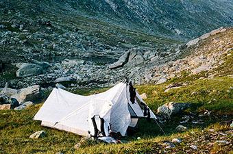 一人帐篷（在山上建立的超光辉帐篷）